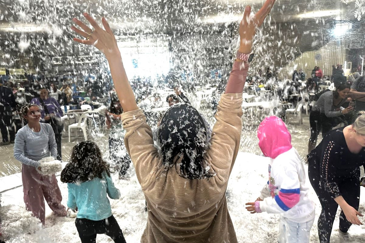 Hands up for a memorable time for locals and visitors alike at Snowflakes in Stanthorpe again this year.