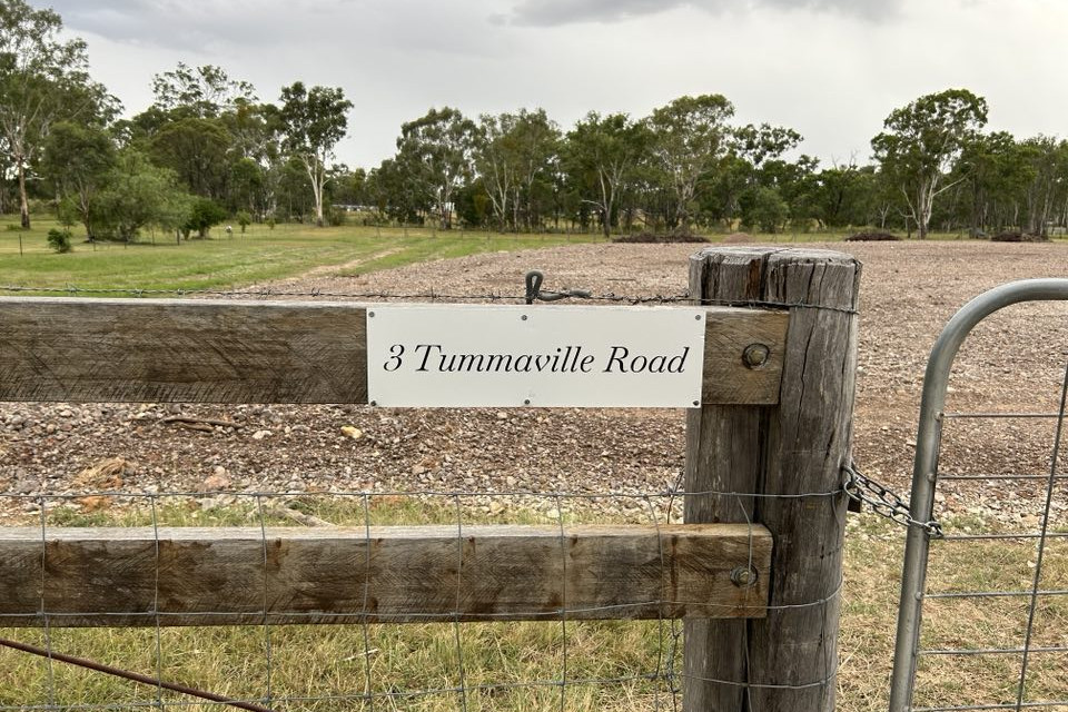 This property is being marketed as “lifestyle or development – picturesque acreage blocks with abundant water”.